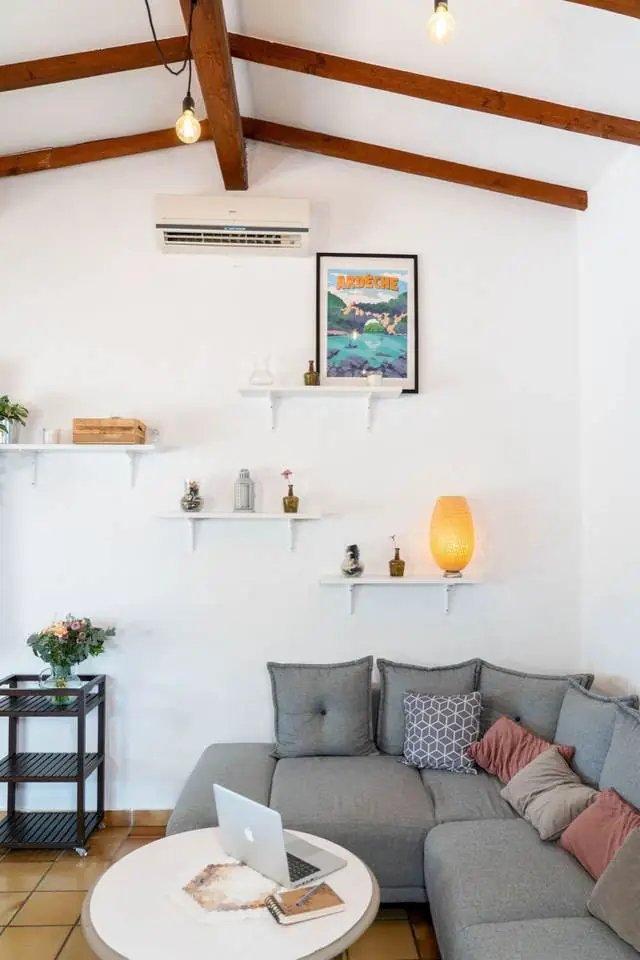 Salon avec canapé et climatisation