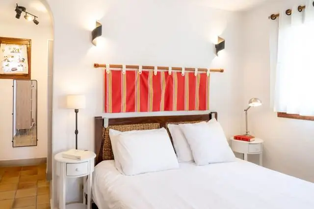Chambre double avec tête de lit rouge