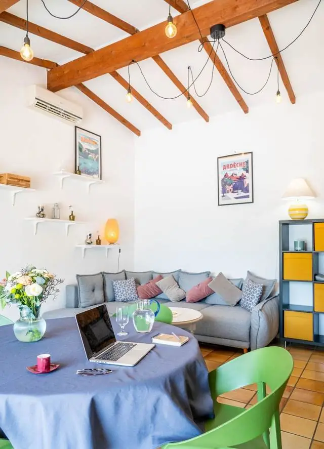 Salon-salle à manger avec meuble jaune