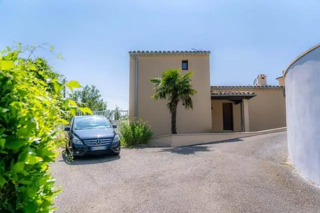 Façade de la villa, palmier et accès voiture