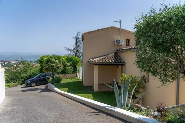 Façade de la villa vue depuis l'allée, vue sur la vallée