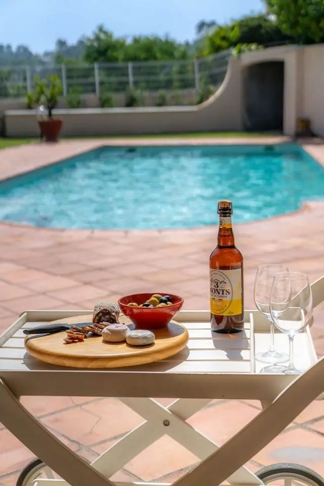 Table dressée pour l'apéritif au bord de la piscine