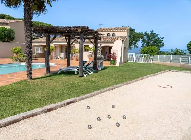 Jardin avec pergola et jeu de pétanque